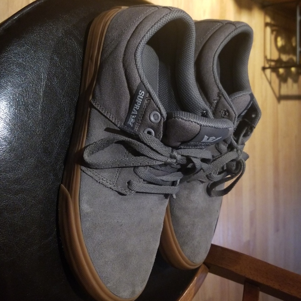 Mens Supra gray tennis shoes
